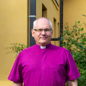 Biskop i Borgå stift, Bo-Göran Åstrand står i Biskopgårdens trädgård i Borgå.