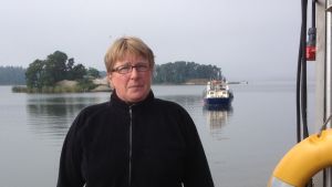Ritva Wallén säger att avfallspunkten i Gumbostrand ofta är överfull av skräp Ritva Wallén, ordförande för skärgårdsdelegationen i Sibbo
