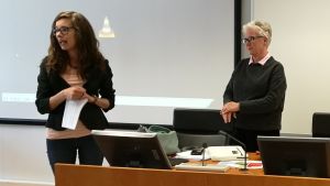 Från vänster: Hem och skolas ordförande Anna Sell och stadsstyrelsens ordförande Merja Kantalainen. Inomhusluftsproblemen i Hovirintafastigheten har lett till att över tusen personer har skrivit på en adress för ett helt nytt skolhus i S:t Karins. Inför kvällens stadsstyrelsemöte överräckte föräldrarna adressen till stadsstyrelsens ordförande. 50 barn o