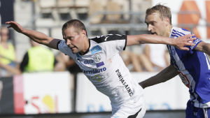 VPS-trotjänaren Jesper Engström valde nya utmaningar när Vasalaget rasade ur högsta serien förra hösten. Jesper Engström i VPS mot HJK.
