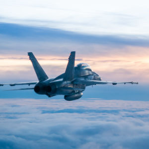Suomen ilmavoimien Hornet-hävittäjä pilvien yläpuolella.