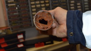 Så här täppt var ett av vattenrören till en fastighet vid Hantverkaregatan. Röret avlägsnades i samband med rörsaneringen där. Avlagringar och korrosion gör att gamla metallrör täpps till. Ett nästan täppt vattenrör.