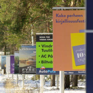 Reklamskyltar bredvid Raseborgsvägen.