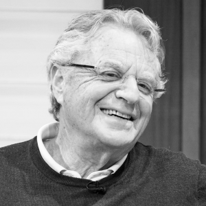 Svartvit bild av Jerry Springer.