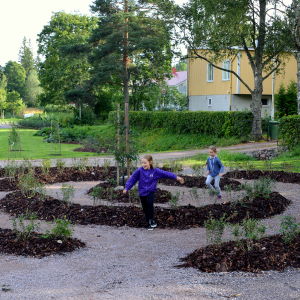 Barn leker i park