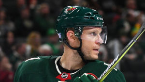 Mikko Koivu och Mikael Granlund. Mikko Koivu och Mikael Granlund smider planer i Montreal-matchen.