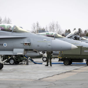 Suomen ilmavoimien Hornet kone laskeutuneena Rissalan lentokentällä Siilinjärvellä.