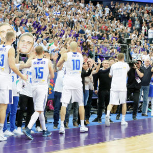 Finlands herrlandslag i basket tackar publiken efter match.
