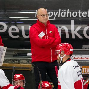 Risto Dufva bakom Sports avbytarbänk.