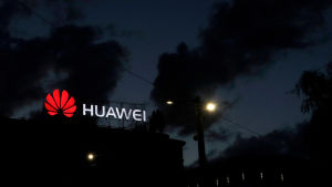 Huawei förnekar bestämt att bolaget skulle arbeta för den kinesiska statens räkning Huaweis logo i mörkret.