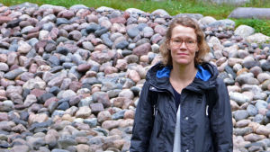 Vid biofiltreringsområdet i Månsasparken. Kajsa Rosqvist vid biofiltreringsområdet i Månsasparken.