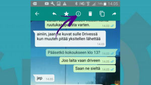 Viesteissä lukee, milloin ne on lähetetty. Tarkempaa tietoa löytyy infokuvakkeen tai kolmen pallon alta. Kuvassa Android-puhelin. Kuvakaappaus WhatsAppista: Viestin tiedot Androidissa