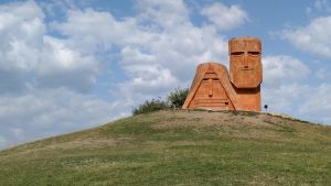 Skulpturen "Vi är våra berg" i utkanterna av Nagorno-Karabachs huvudstad Stepanakert föreställer en man och en kvinna från bergen och anses allmänt vara en symbol för det armeniska arvet i Nagorno-Karabach. En skulptur föreställande en stiliserad man och kvinna uppe på en kulle.