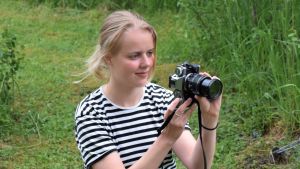 Emma Reijonen har lärt sig fotografering främst genom försök och misstag. Emma Reijonen fotograferar.
