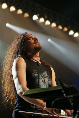 Tuomas Holopainen soittaa keikalla (2015)
