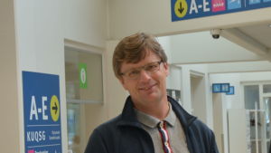 Det var Boris Lindgårds mamma som ringde och berättade vad som hänt med pappa Kurt. Det samtalet satte igång många oroliga tankar. Idag gläds Boris åt att fadern mår så bra. Man i sjukhusaula, ler och tittar in i kameran.