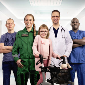 Kuvassa vasemmalta oikealle: Joona 24v, ensihoitolääkäri Susanne Ångerman, Ellen 7v, johtava lääkäri Teemu Taulavuori sekä sairaanhoitaja Garang Tor