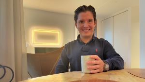 Sebastian Kåla firar jul i Åre tillsammans med familjen. Sebastian Kåla håller sig hemma i sin lägenhet i Stockholm.