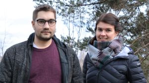 Mikael Skogster och Denise Ollas känner sig okej med de ändrade bröllopsplanerna. En man och en kvinna som ser in i kameran.