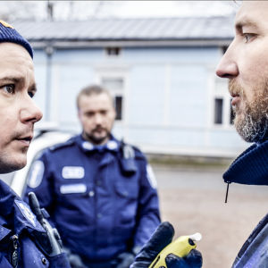 Poliisi Charles (Willehard Korander) ja taiteilija Ib (Geoffrey Newland) tapaavat.