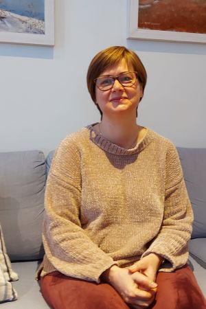 För Johanna Björkstén som anhörig har Anna Brummers sång betytt mycket. Johanna Björksten pratar med sjukhusmusiker Anna Brummer sittande i sin vardagsrumssoffa. 2021.