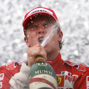 Kimi Räikkönen dricker champagne.