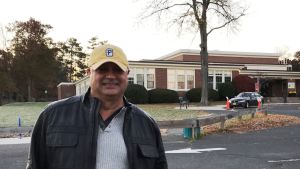 Läkaren Mehrad Rafizadeh gick och röstade före jobbet. Mehrad Rafizadeh röstade i en skola i Summit New Jersey.
