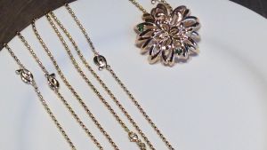 Dahlia, ett guldhalsband designat av Carina Blomqvist 2015 guldhalsband, smycket är en blomma, dahlia