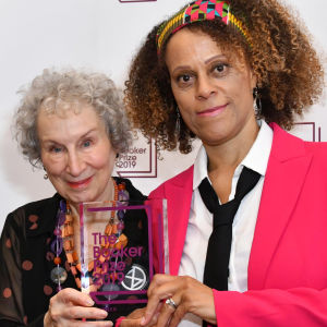Margaret Atwood och Bernardine Evaristo visar upp Booker statyetten.