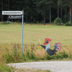 Vägren med korsning och vägskylt, intill den står ett konst