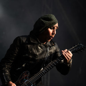 Dregen spelade bara på de första skivorna med bandet. Dregen på scen med Hellacopters på Tuska 2019.