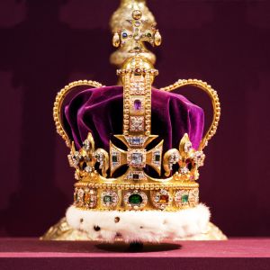 S:t Edvards krona på altaret i Westminster Abbey.