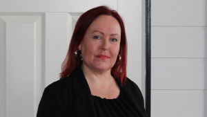 Maria Norrlin-Asplunds kunder får inga beställningar. Många företagarvänner är mycket oroliga. Till exempel frisörer, massörer och terapeuter ser hur alla kunder uteblir. En svartklädd kvinna.
