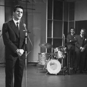 Italialainen laulaja Umberto Marcato esiintyy Helsingin Työväenopistolla Iskelmäkarusellissa vuonna 1961.