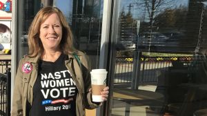 Liz Essex har på sig en t-skjorta som hänvisar till den gången Donald Trump kallade Hillary Clinton för “nasty woman” (ung. elaka kvinna) i en av presidentdebatterna. Essex stöder Clinton och tycker att motkandidaten Donald Trump är den märkligaste kandidaten som USA någonsin haft. Liz Essex står med en kaffekopp i handen och väntar på att bilkaravanen till Pennsylvania ska starta,