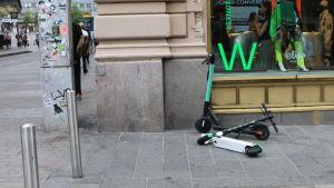 Elsparkcyklarna har fått kritik både för att folk åker för fort med dem bland fotgängare och för att de kan lämnas var som helst, även på platser där de är i vägen. Två stycken elsparkcyklar, av märket Tier och Lime står dåligt parkerade utanför ett skyltfönster. Ena sparkcykeln har fallit över den andra.