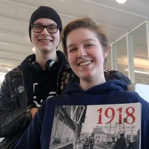Harald Sirve och Sonja Krogius har provläst läroboken om 1918.