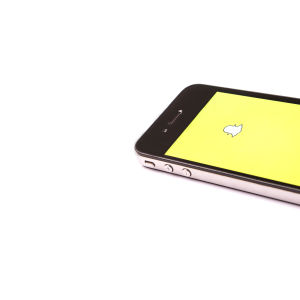 Älypuhelin jonka näytöllä Snapchat-logo.