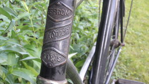 Cykelmärket från en gammal Felix Special vittnar om att den är gjord i Karis. En liten metallbricka på en cykel där det står From Felix Special Karis.