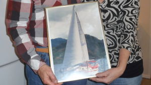Båten Sampo Bild på Anneli och Seppo sarekoski i deras kök i Ekenäs. Bilden fokuserar på en tavla av segelbåten Sampo.