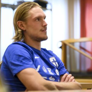 Fredrik Jensen ja Richard Jensen miesten jalkapallon A-maajoukkueen eli Huuhkajien tiedotustilaisuudessa Helsingissä 20. syyskuuta 2022.