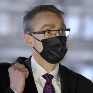 Tuomas Pöysti har lovat förklara sin roll i beredningen på tisdagen. Tuomas Pöysti går med ett svart munskydd på. Han håller i remmen till en axelväska som vilar på axeln.