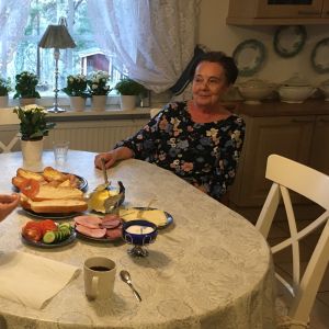 Margita Lindholm jobbar heltid och ibland mer en många andra som 72-åring. Margita Lindholm vid köksbordet