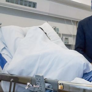Den huvudmisstänkte gömmer sitt ansikte bakom ett lakan under häktningsrättegången som han deltog i via video.