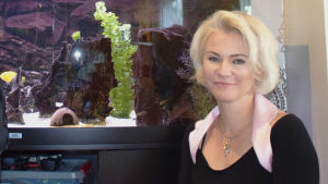 Kadri Bäckman förverkligade sin dröm om att dyka mellan två kontinenter. Dykarparet Kadri Bäckman och Peter Söderlund i sitt hem i Karis.