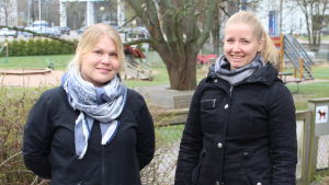 Hangöpsykologerna, Jenny Olsson-Korsu och Sandra Lindholm jobbar med elever från förskolan till gymnasiet. Två kvinnor vid skolgård