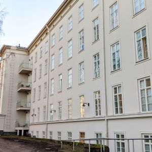 Casper Grönbloms pappa avled i covid-19 på Dals sjukhus i Helsingfors. Laakson sairaalan julkisivu.