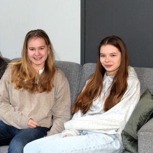 Tre unga tjejer i en soffa.