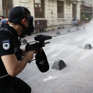 Polisen riktade tårgas mot pride-parad i Istanbul.