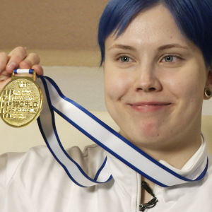 Susanna Törrönen visar upp VM-guldmedaljen.
